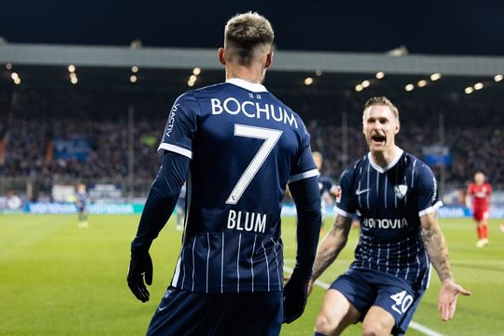 Bochums Danny Blum (l) und Sebastian Polter jubeln nach dem Treffer zum 1:0.