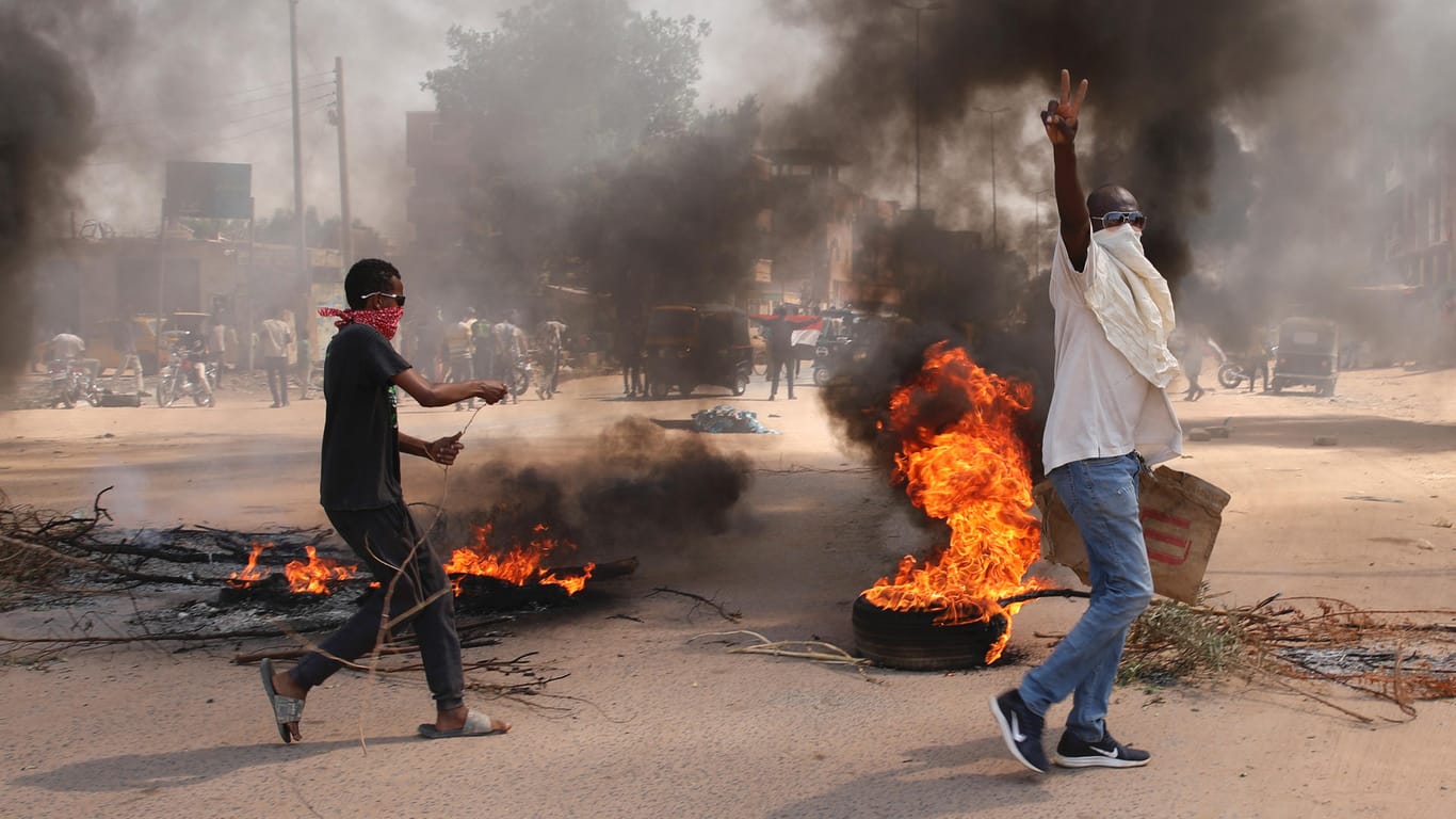 Proteste im Sudan: Zehntausende Demonstranten haben in zahlreichen Städten die Auflösung der Übergangsregierung und demokratische Reformen gefordert.
