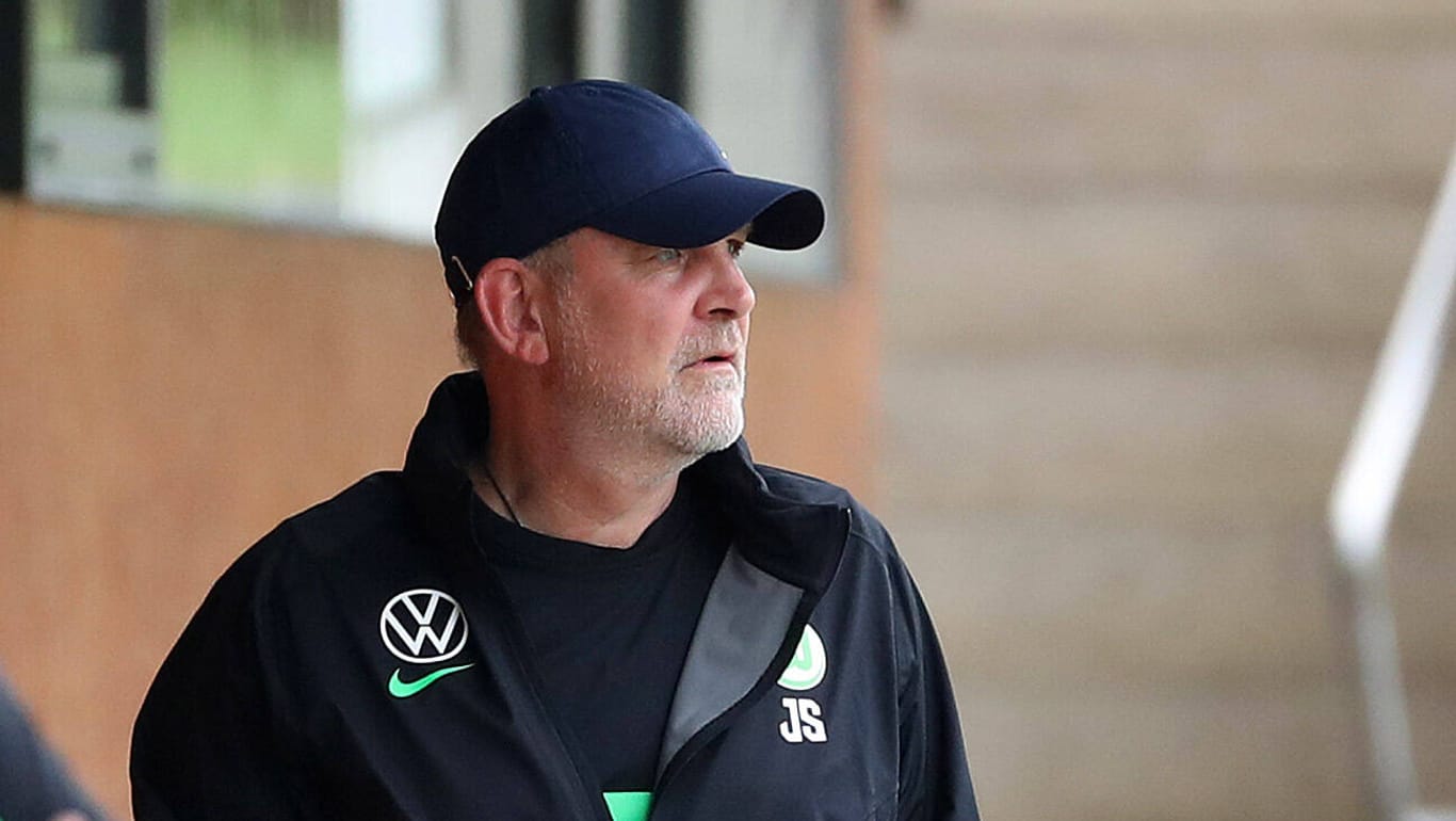 Jörg Schmadtke: Gemeinsam mit seinem Team sucht der Geschäftsführer Sport einen neuen Cheftrainer für den VfL Wolfsburg.