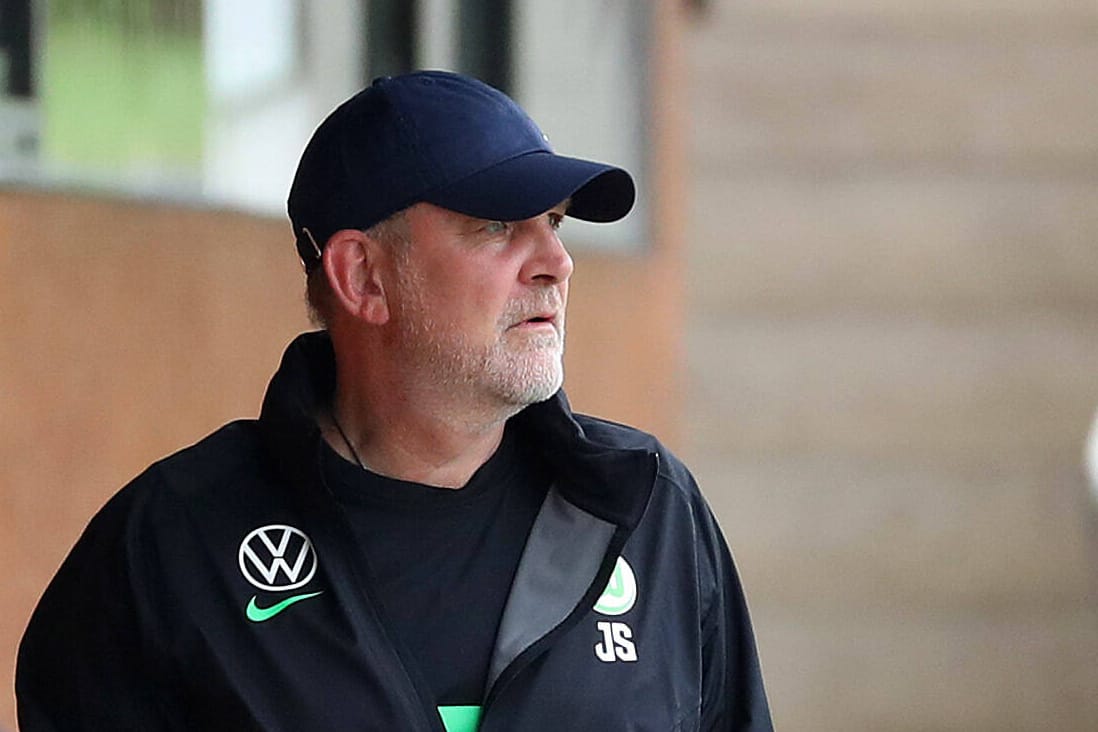 Jörg Schmadtke: Gemeinsam mit seinem Team sucht der Geschäftsführer Sport einen neuen Cheftrainer für den VfL Wolfsburg.