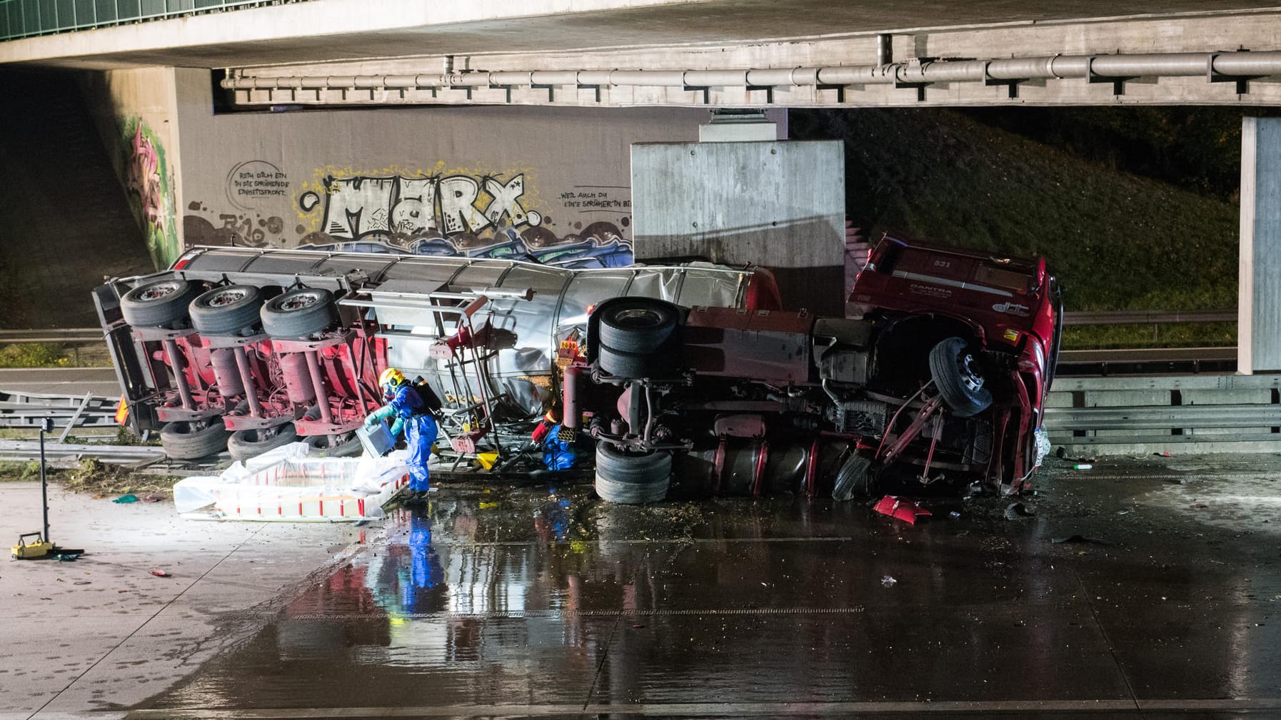 Der umgestürzte Laster: Bei dem Unfall ist Gefahrgut ausgetreten. Der Fahrer wurde verletzt.