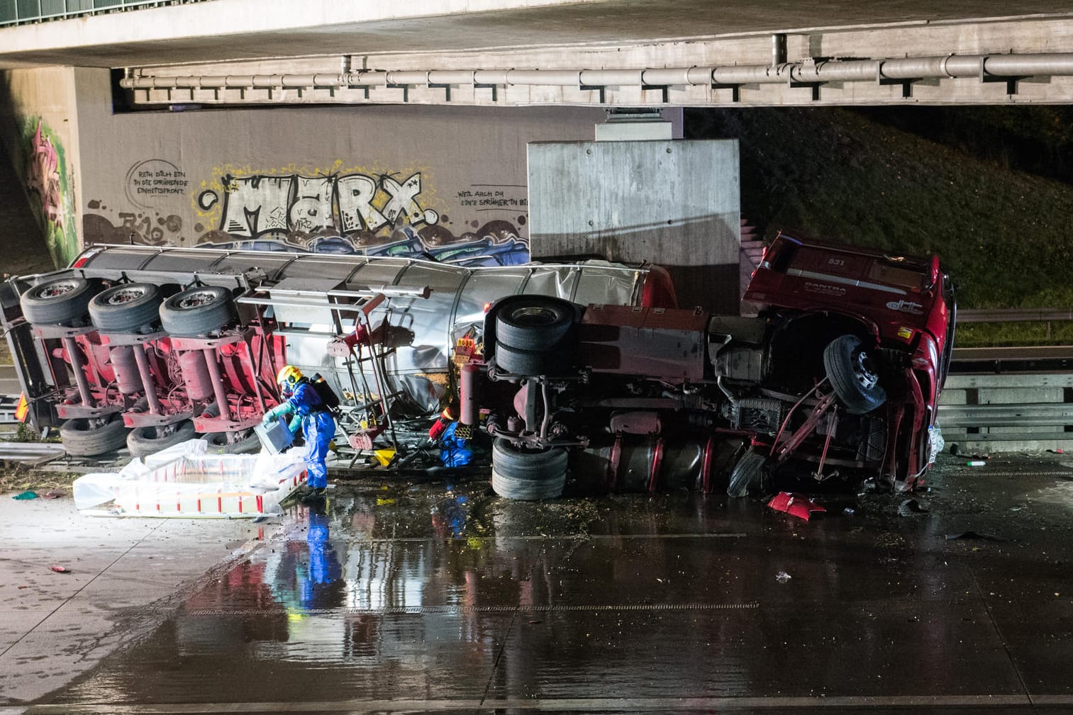 Der umgestürzte Laster: Bei dem Unfall ist Gefahrgut ausgetreten. Der Fahrer wurde verletzt.