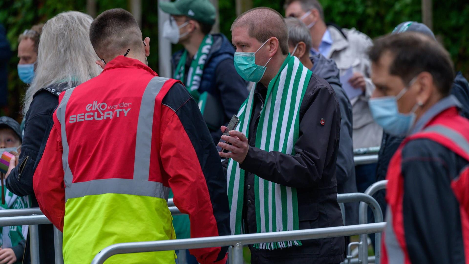 Impfzertifikat-Kontrolle vor einem Fußballstadion: Wer sich und andere schützt, sollte seine Freiheitsrechte wiederbekommen.