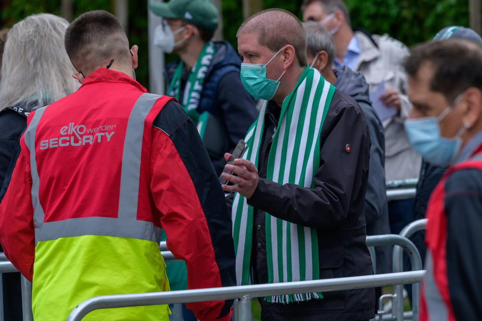 Impfzertifikat-Kontrolle vor einem Fußballstadion: Wer sich und andere schützt, sollte seine Freiheitsrechte wiederbekommen.