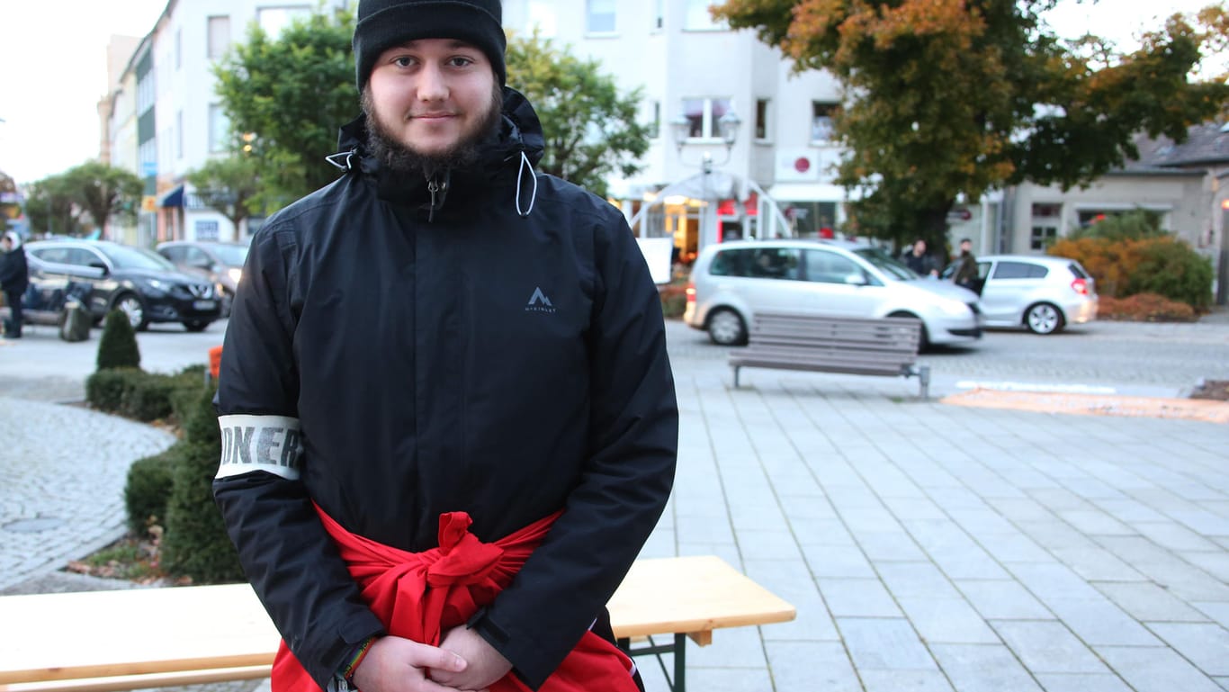 Student Moritz Haberland bei der Mahnwache in Guben: Der 19-Jährige sagt, er wollte ein Zeichen gegen die geplante "Menschenjagd" setzen.
