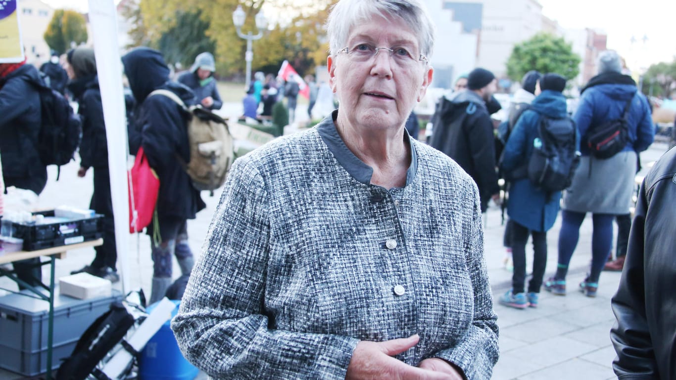 Gabi Scholz aus Guben will ein Zeichen gegen rechts setzen: Die 71-Jährige sieht es als Selbstverständlichkeit an, Hilfesuchende in Deutschland aufzunehmen.