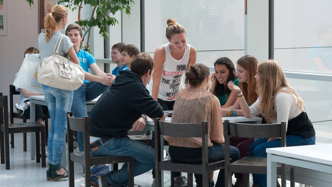 Schüler in der Pause (Symbolbild): In diesem Jahr durften zum ersten Mal Jugendliche selbst das "Jugendwort des Jahres" wählen.