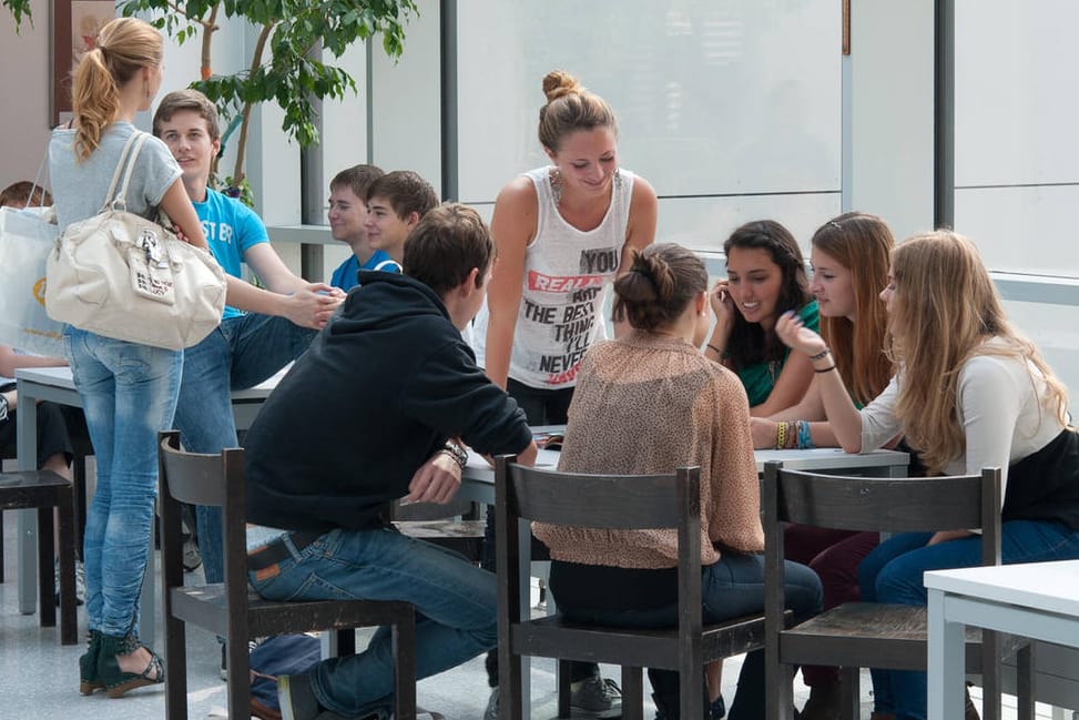 Schüler in der Pause (Symbolbild): In diesem Jahr durften zum ersten Mal Jugendliche selbst das "Jugendwort des Jahres" wählen.