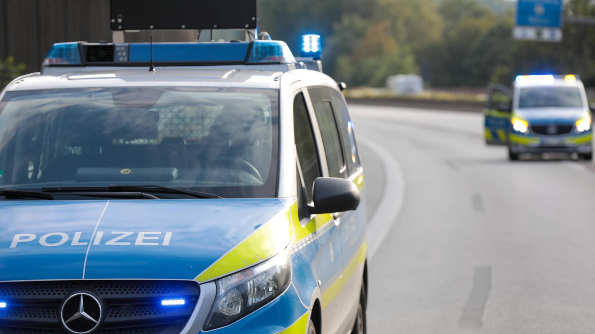 Die Polizei sperrt eine Autobahn ab (Symbolbild): Der Berliner Senior war deutlich zu schnell unterwegs gewesen.