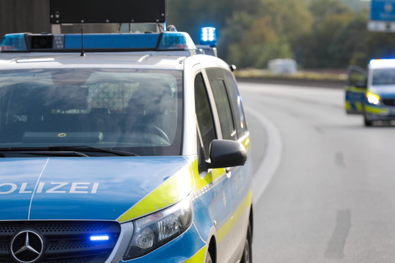 Die Polizei sperrt eine Autobahn ab (Symbolbild): Der Berliner Senior war deutlich zu schnell unterwegs gewesen.