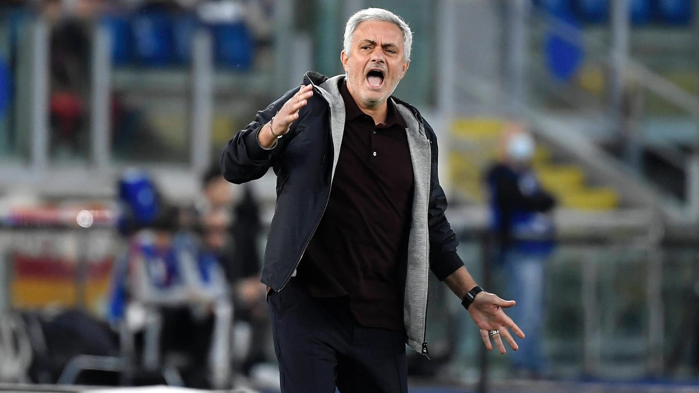 José Mourinho: Der Portugiese war unglücklich mit den Entscheidungen des Schiedsrichters gegen Neapel. José Mourinho: Der Portugiese war unglücklich mit den Entscheidungen des Schiedsrichters gegen Neapel.