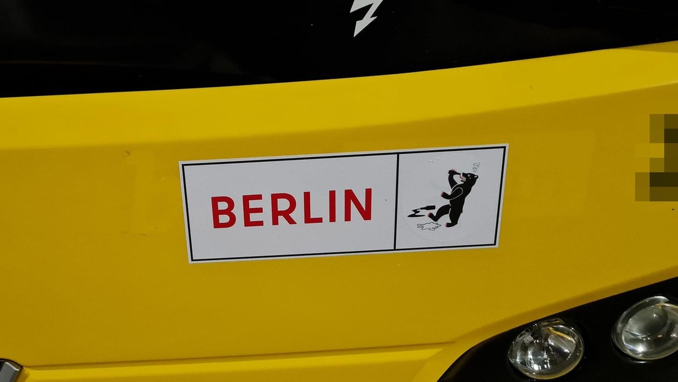 Das Wappentier der Hauptstadt, der Berliner Bär, trinkt auf einem Sticker Bier: Auf mehreren BVG-Bussen wurden ähnliche Aufkleber entdeckt.
