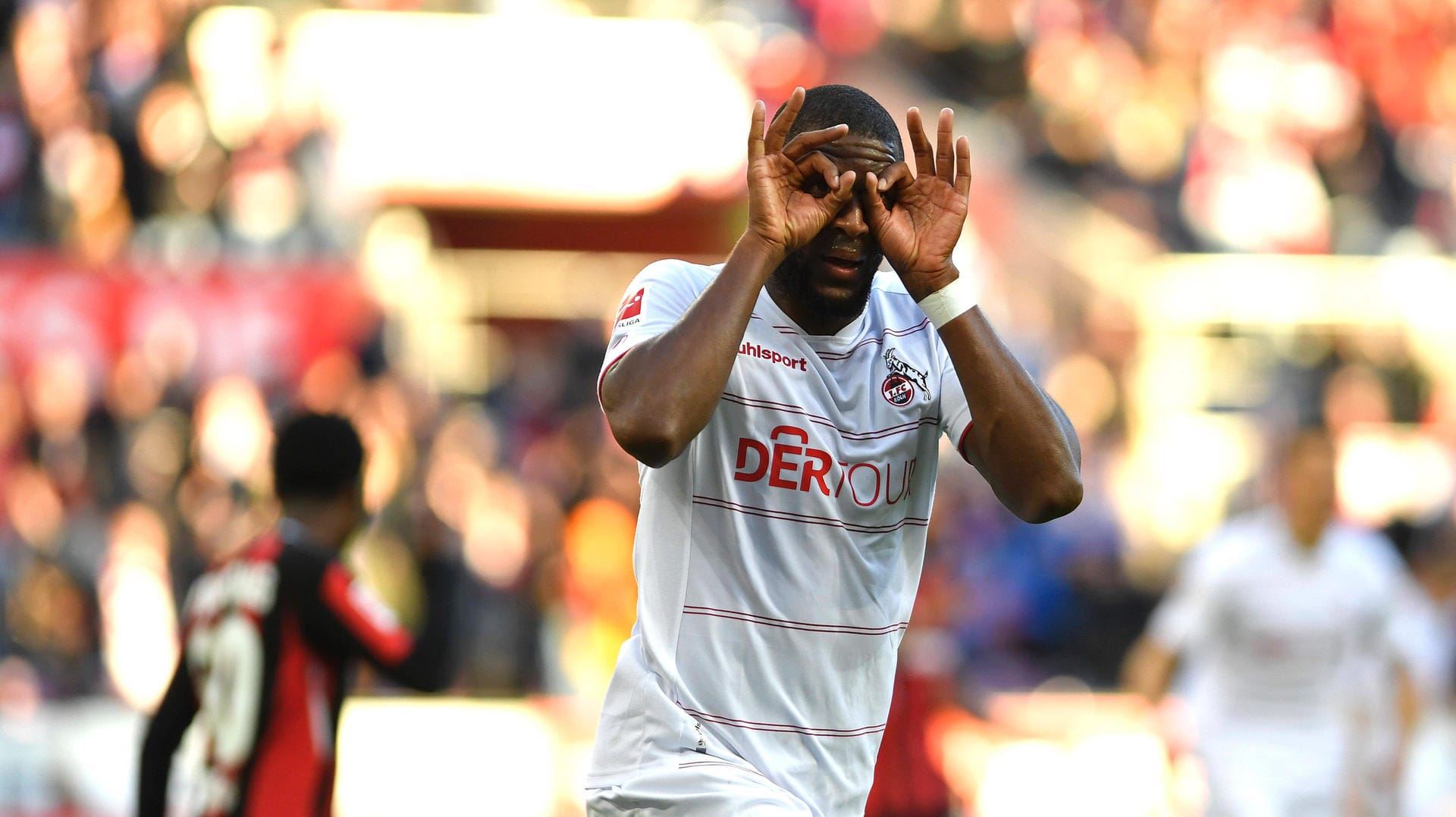 Anthony Modeste jubelt in "Modeste"-typischer Manier nach einem Tor: Mit seinen Treffern gegen Bayer Leverkusen hat der Franzose den FC gerettet.