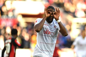 Anthony Modeste jubelt in "Modeste"-typischer Manier nach einem Tor: Mit seinen Treffern gegen Bayer Leverkusen hat der Franzose den FC gerettet.