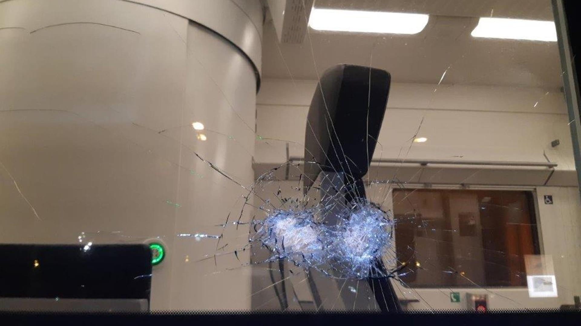 Eine beschädigte Scheibe: Unbekannte Täter haben den RE1 demoliert.