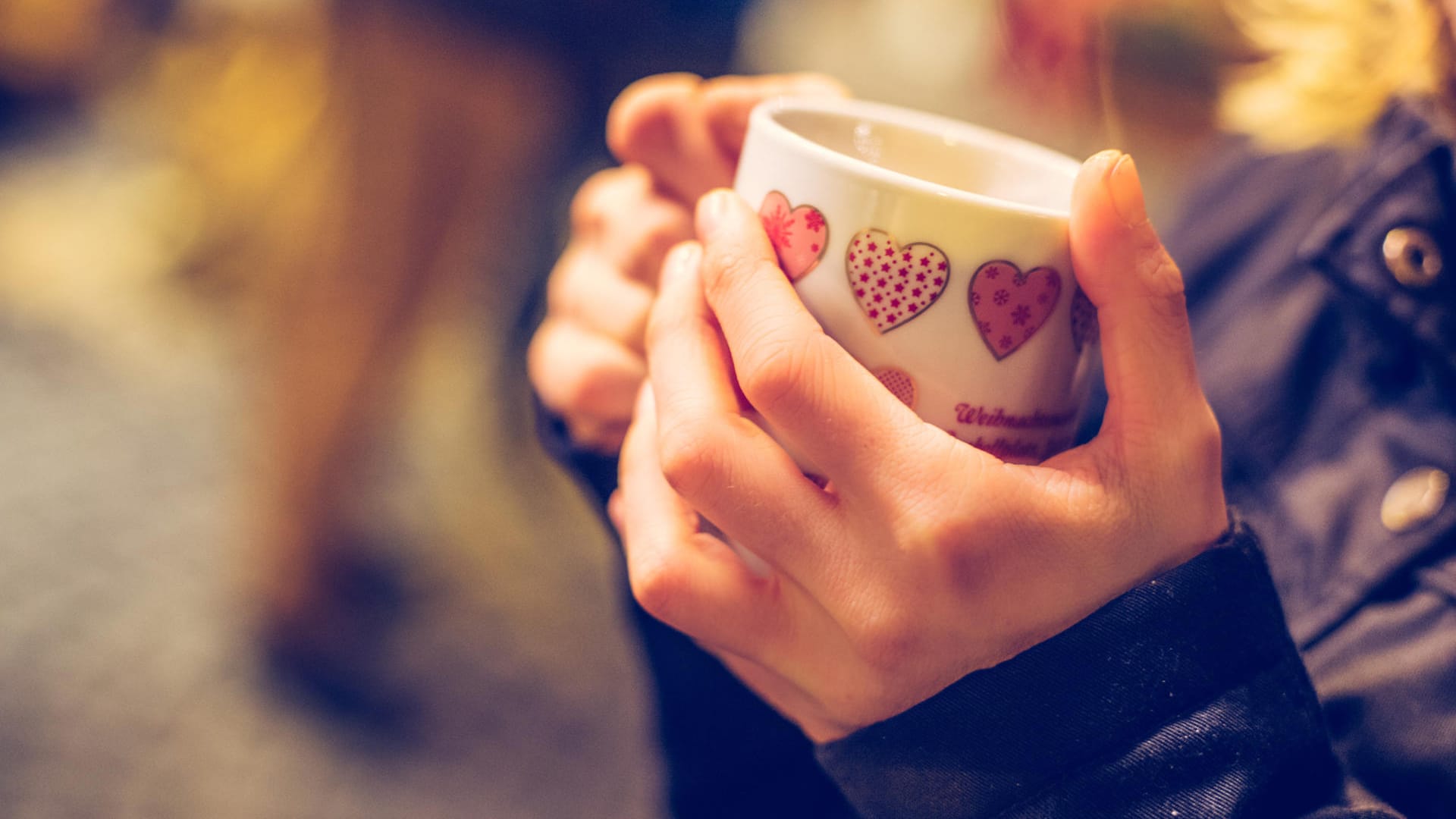 Tasse: Viele Weihnachtsmärkte bringen jedes Jahr einen neuen Glühweinbecher heraus.