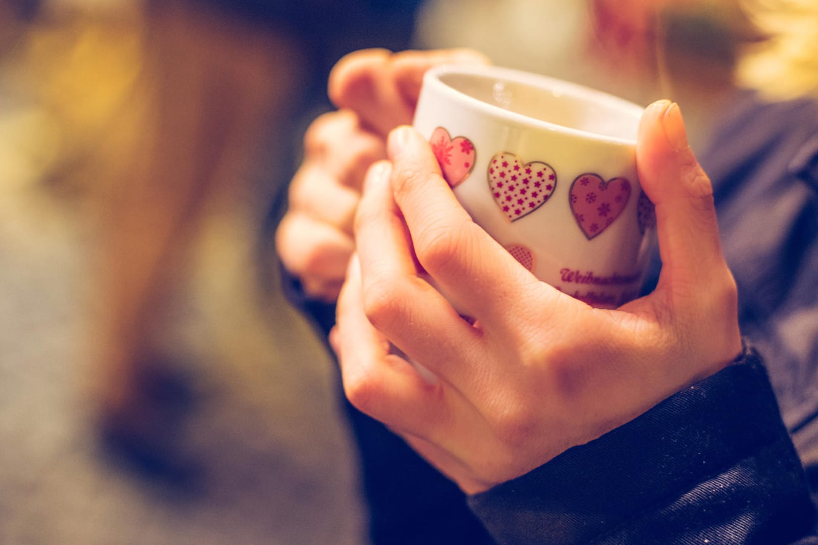 Tasse: Viele Weihnachtsmärkte bringen jedes Jahr einen neuen Glühweinbecher heraus.