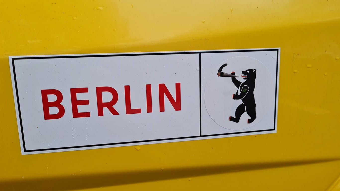 Der Berliner Bär raucht einen Joint: Noch ist unklar, wer hinter der Aktion steckt.