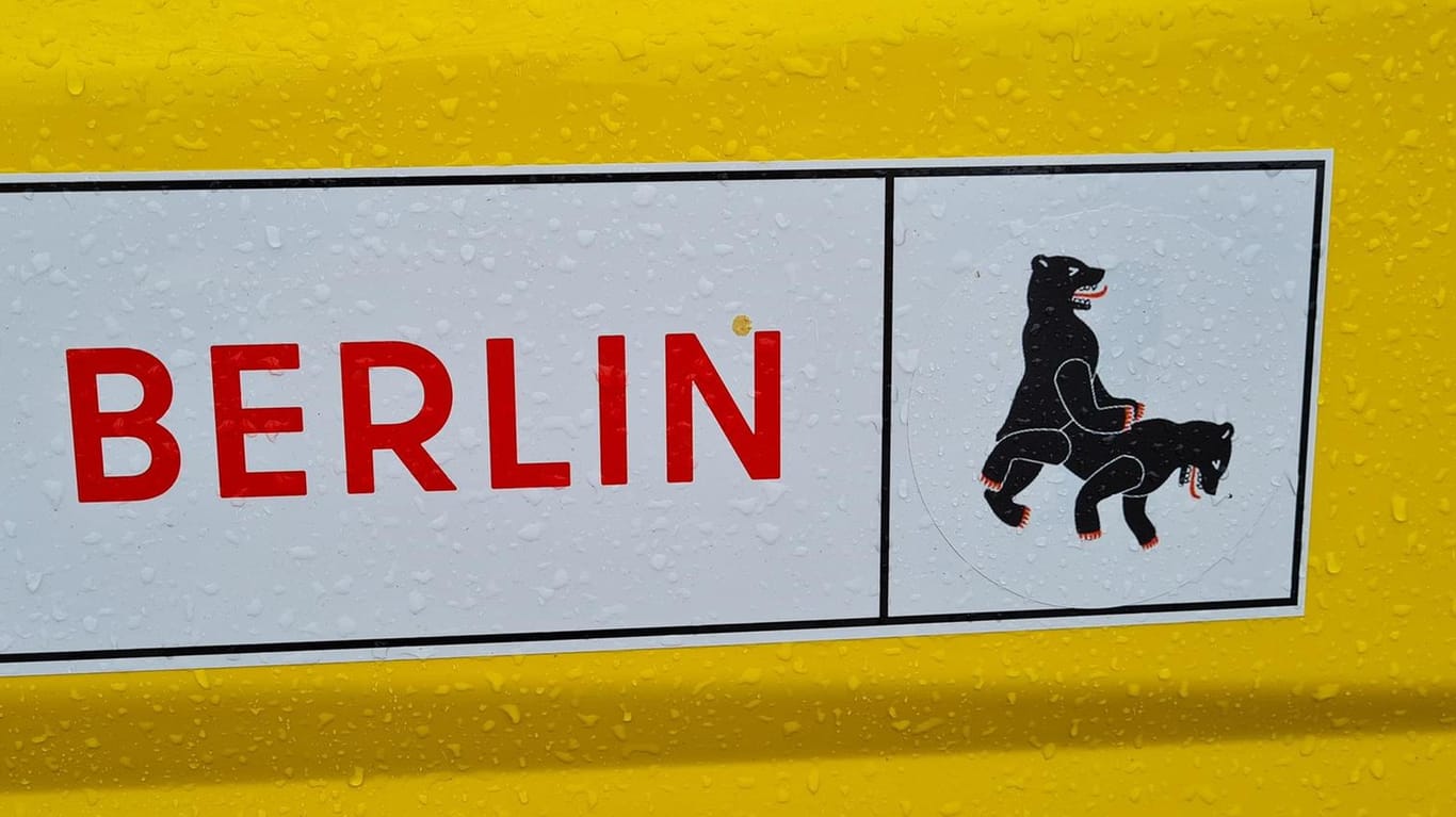 Der Berliner Bär in flagranti erwischt: Vor allem in Wilmersdorf sollen die manipulierten Sticker aufgetaucht sein.