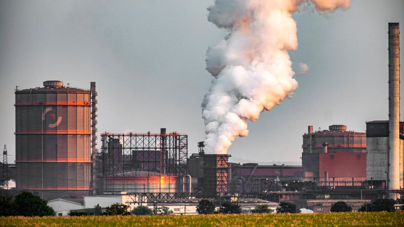 Stahlwerk in Deutschland: "Solange es Emissionen gibt, steigt die globale Temperatur weiter an", berichtet die Weltwetterorganisation (WMO) in Genf.(Symbolbild)