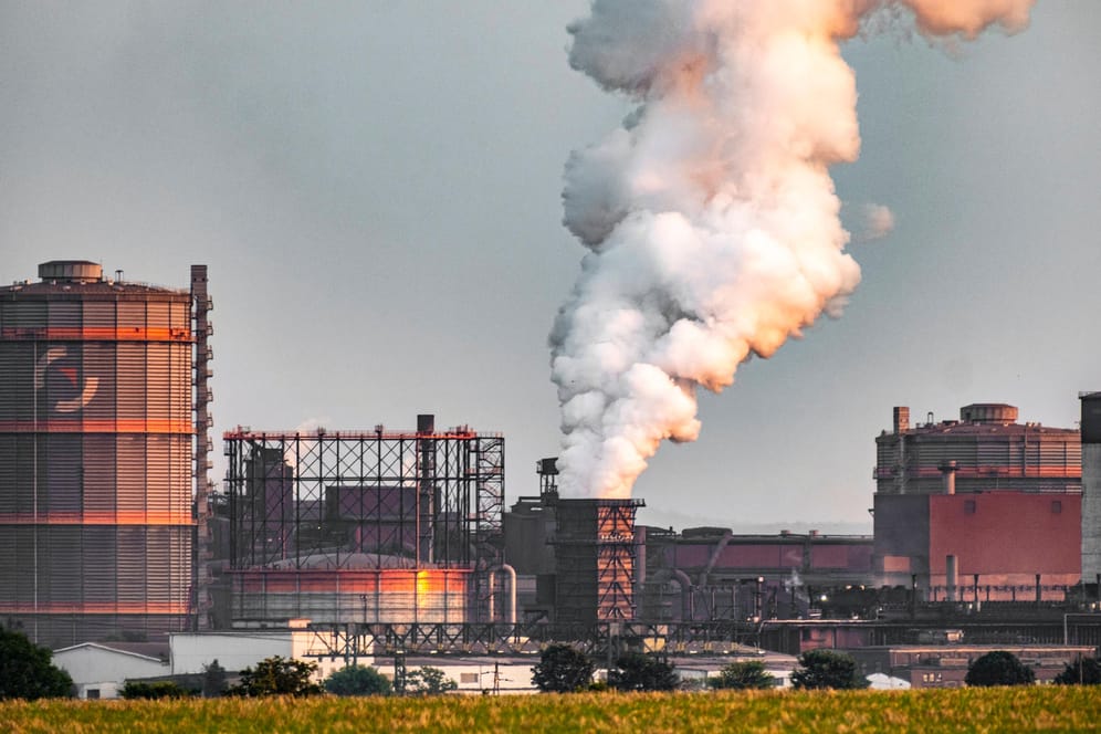 Stahlwerk in Deutschland: "Solange es Emissionen gibt, steigt die globale Temperatur weiter an", berichtet die Weltwetterorganisation (WMO) in Genf.(Symbolbild)