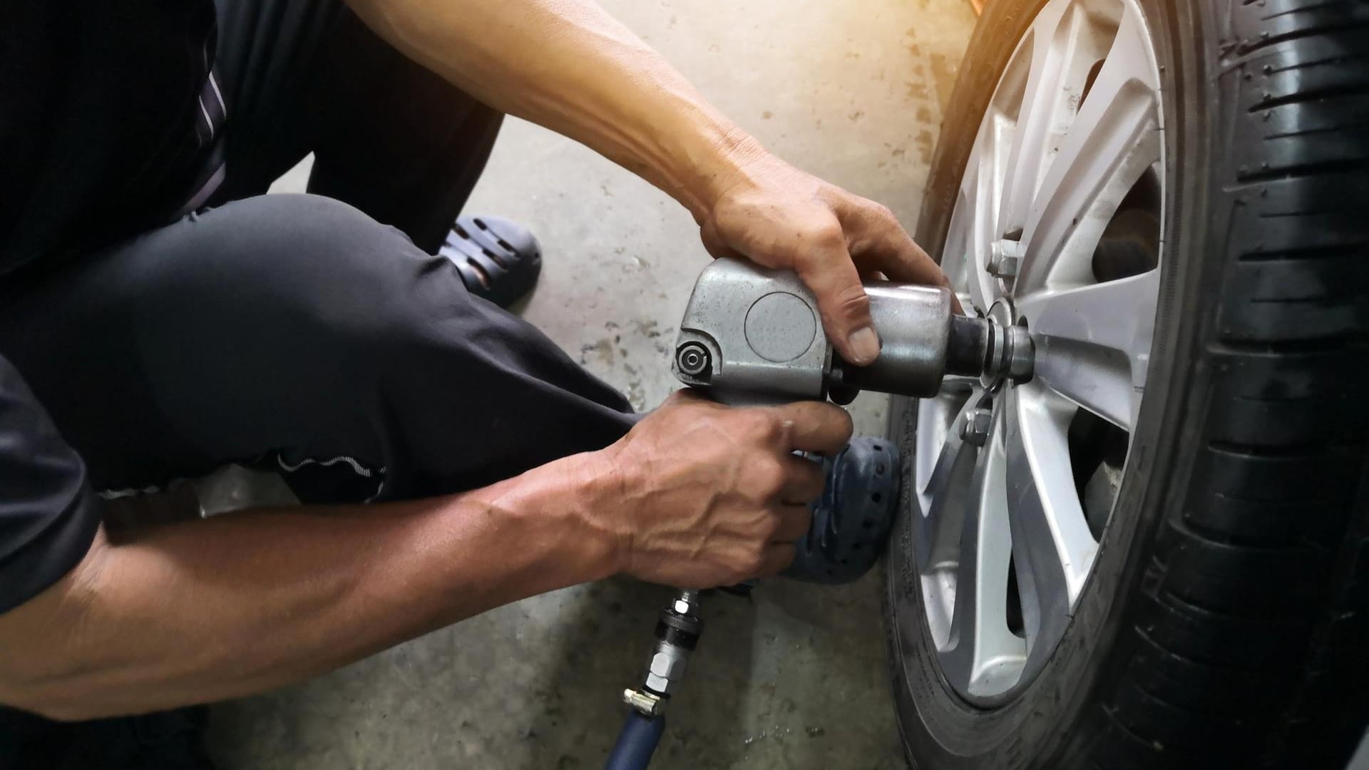 Reifenwechsel am Auto: Ganzjahresreifen können ein sinnvoller Kompromiss sein.