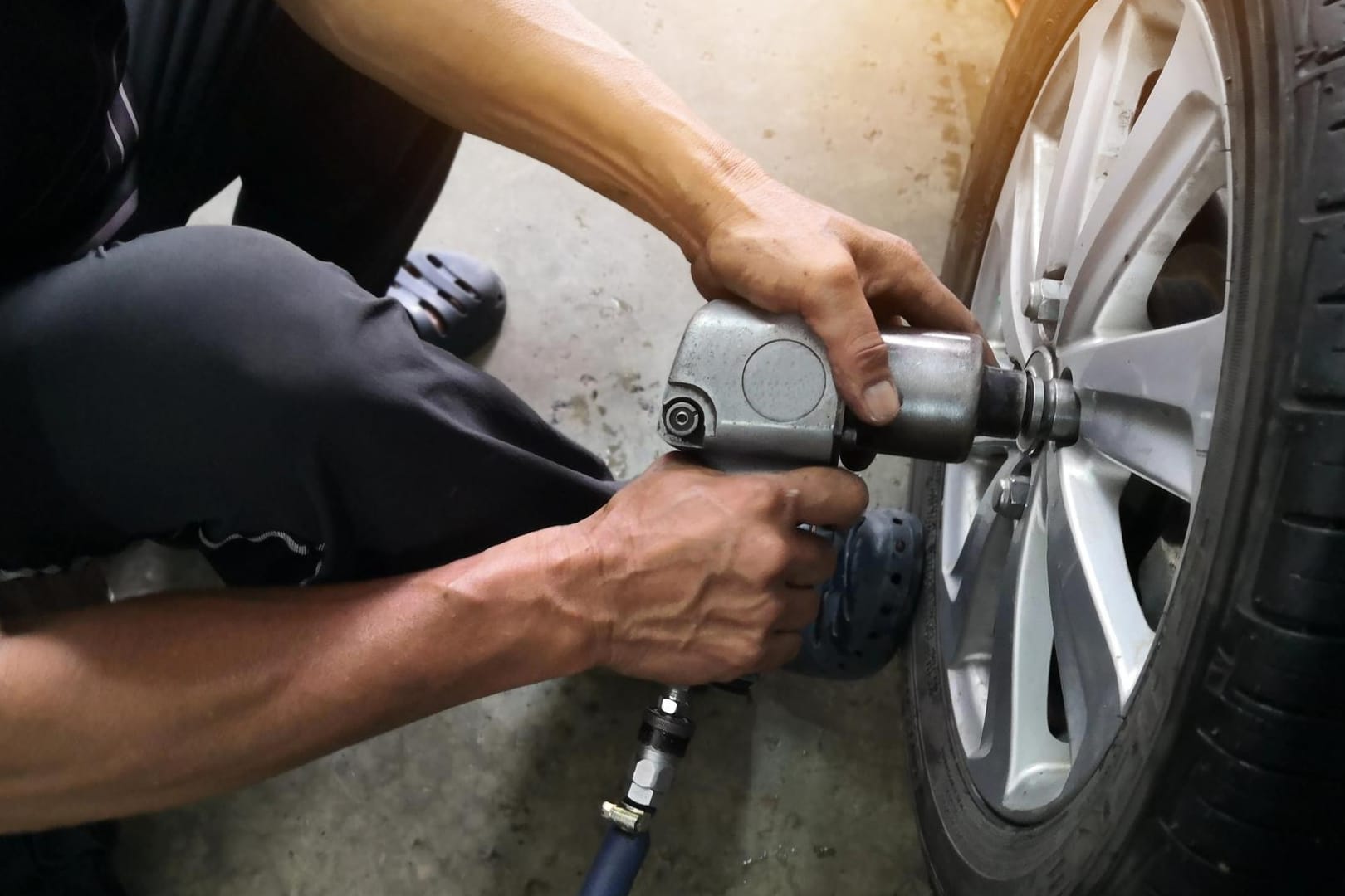 Reifenwechsel am Auto: Ganzjahresreifen können ein sinnvoller Kompromiss sein.