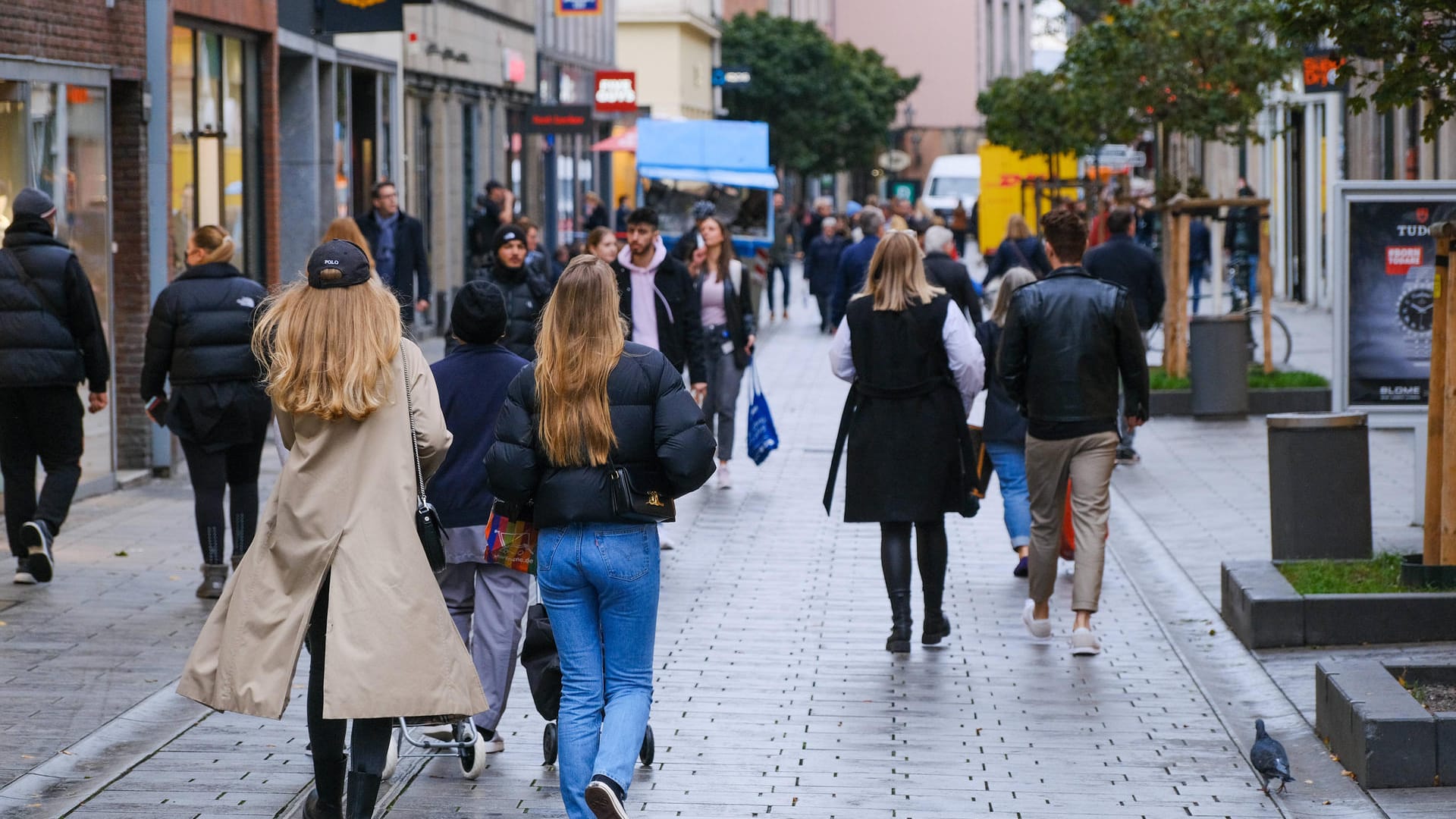 Einkaufsstraße in Düsseldorf (Symbolbild): Die pandemie-bedingten Einschränkungen gehen zurück, doch Lieferengpässe und hohe Energiepreise belasten die deutsche Wirtschaft weiter.