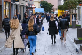 Einkaufsstraße in Düsseldorf (Symbolbild): Die pandemie-bedingten Einschränkungen gehen zurück, doch Lieferengpässe und hohe Energiepreise belasten die deutsche Wirtschaft weiter.