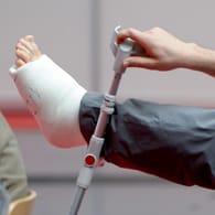 Gebrochenes Bein (Symbolbild): Die private Unfallversicherung umfasst Unfälle in Ihrer Freizeit und während der Arbeit.
