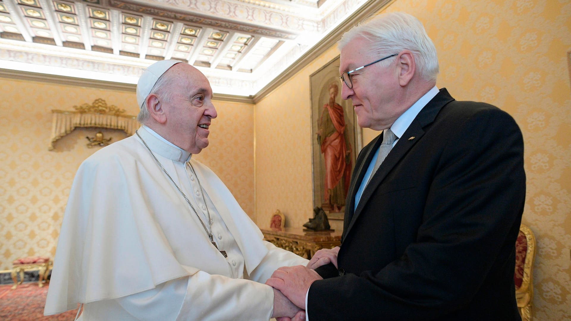 Papst Franziskus und Steinmeier (von links nach rechts): Der Bundespräsident ist zu Besuch beim Oberhaupt der katholischen Kirche.