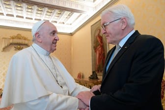 Papst Franziskus und Steinmeier (von links nach rechts): Der Bundespräsident ist zu Besuch beim Oberhaupt der katholischen Kirche.