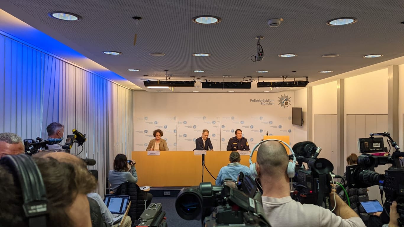 Juliane Grötz, Staatsanwaltschaft München I (li.) und Stephan Beer, Leiter Kommissariat 11, bei der Pressekonferenz in München: Die Beamten äußerten sich mit Details zur Tötung der 14-Jährigen.