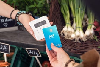 Kontaktlos Bezahlen ist auch weiterhin möglich: Die DKB schafft ihre kostenlose Kreditkarte zu Gunsten einer Debitkarte ab.