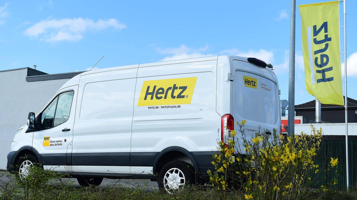 Ein Mietwagen der Firma Hertz (Symbolbild): Hertz will seine Flotte elektrisieren, dafür hat das Unternehmen nun bei Tesla für mehrere Milliarden Autos bestellt.