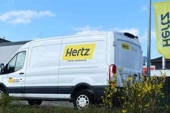 Ein Mietwagen der Firma Hertz (Symbolbild): Hertz will seine Flotte elektrisieren, dafür hat das Unternehmen nun bei Tesla für mehrere Milliarden Autos bestellt.