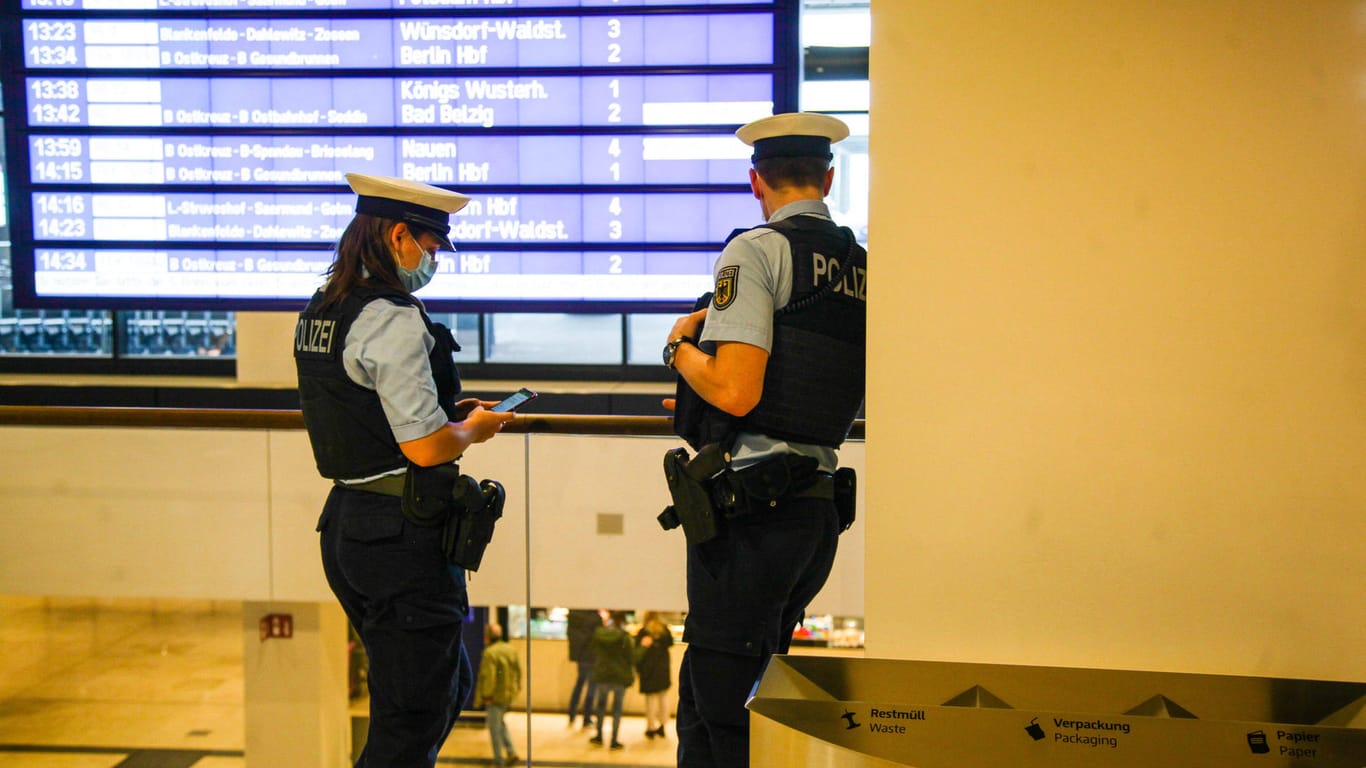 Bundespolizeikräfte stehen in der Haupthalle des BER (Symbolbild): Im Hauptstadtflughafen ist ein mutmaßlicher Raubmörder festgenommen worden.