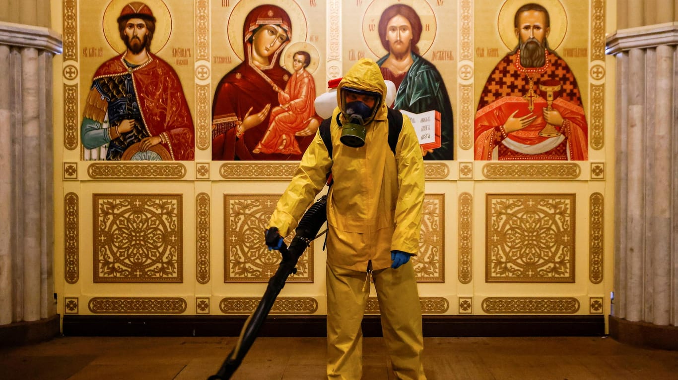 In Moskau wird eine Kapelle desinfiziert: Die Corona-Lage in Russland hat sich zuletzt dramatisch verschlechtert.