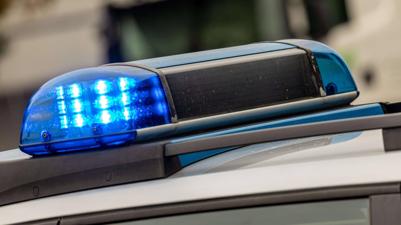 Blaulicht am Polizeiwagen (Symbolbild): Ein kleines Kind soll schwer misshandelt worden sein.