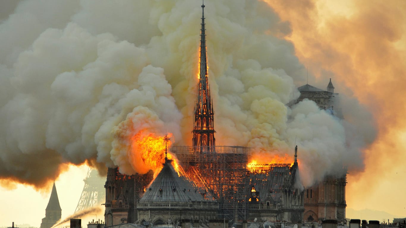 Flammen und Rauch steigen aus der Kathedrale Notre Dame auf (Archivbild): Im April 2019 wurde die Kathedrale bei einem Brand schwer beschädigt.