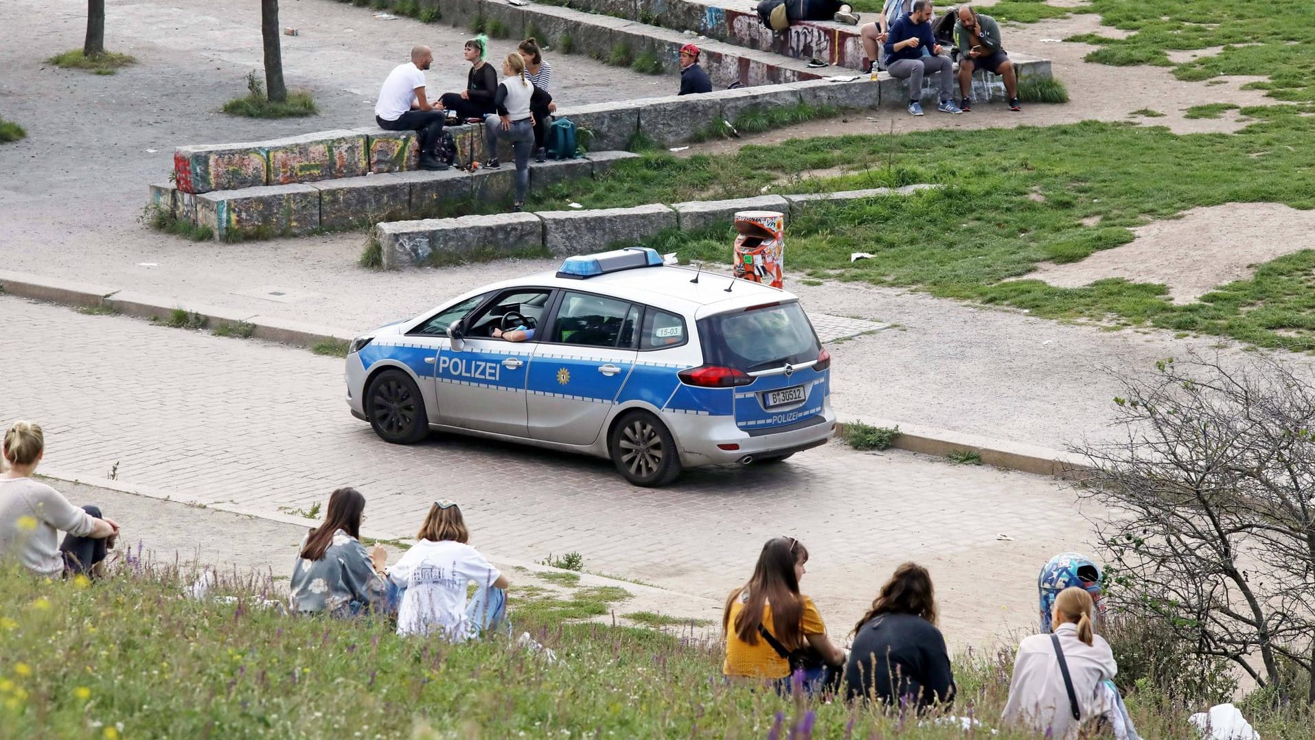 Corona-Kontrolle in Berlin: Die Polizei fährt durch den Mauerpark Streife. Corona-Kontrolle in Berlin: Die Polizei fährt durch den Mauerpark Streife.