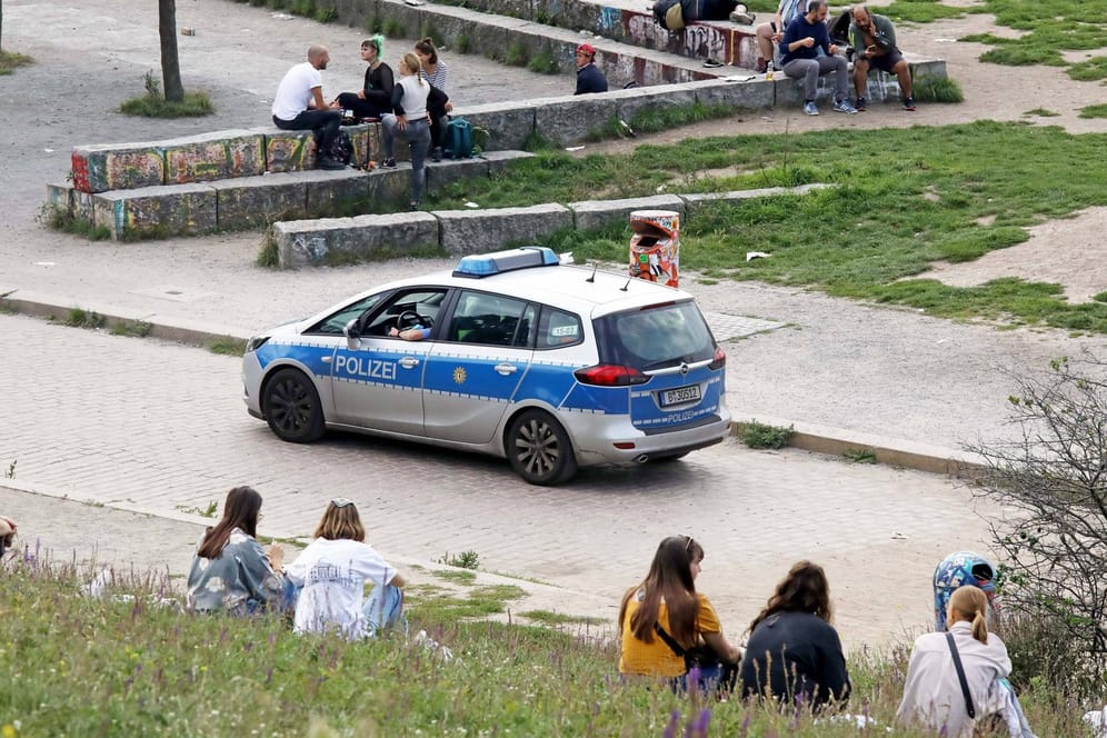 Corona-Kontrolle in Berlin: Die Polizei fährt durch den Mauerpark Streife.