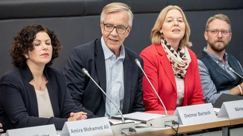 Dietmar Bartsch (2.v.l.) und Amira Mohamed-Ali (l.) im Bundestag: Beide wurden als Fraktionsvorsitzende der Linken wiedergewählt.