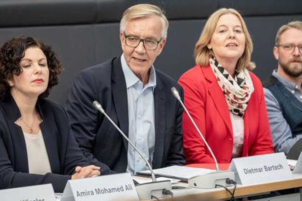 Dietmar Bartsch (2.v.l.) und Amira Mohamed-Ali (l.) im Bundestag: Beide wurden als Fraktionsvorsitzende der Linken wiedergewählt.