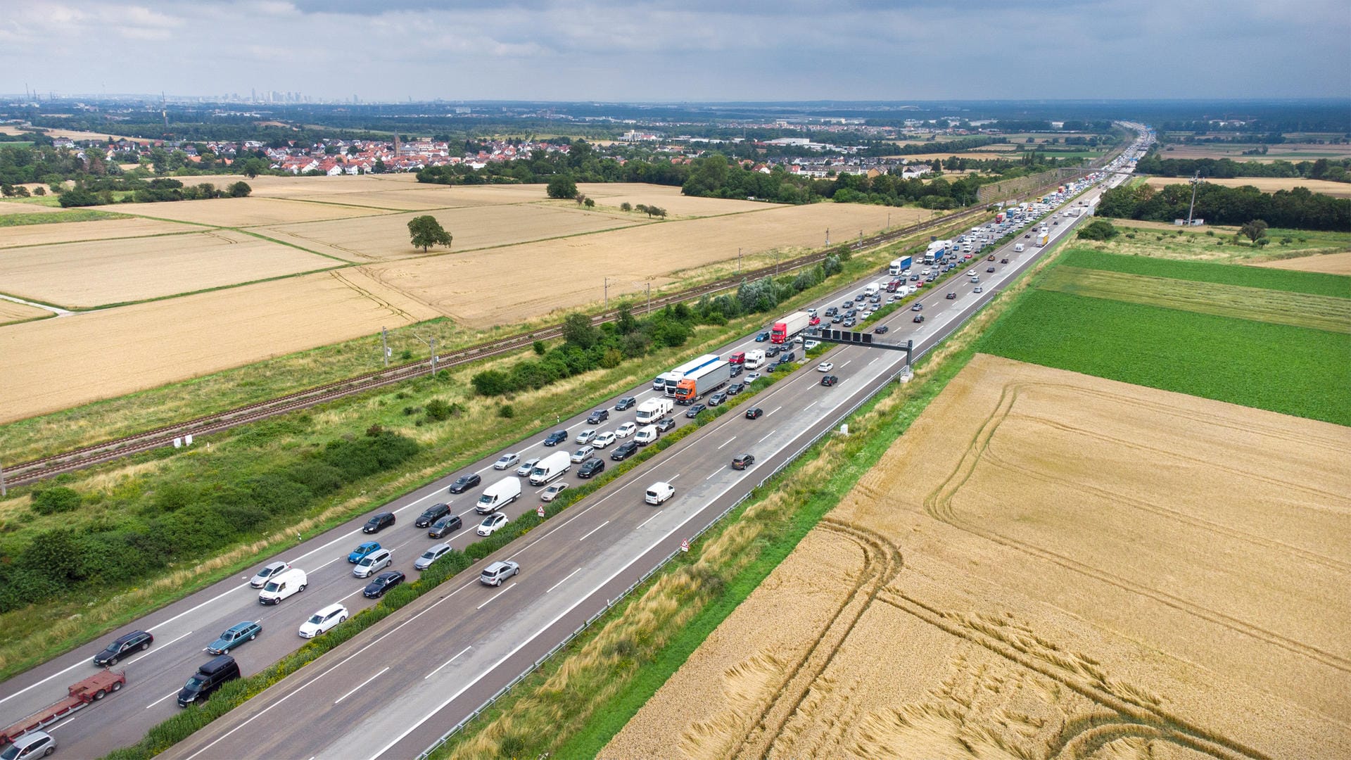 Stau: Einige Bundesländer starten in die Herbstferien, in anderen gehen die Ferien gerade zu Ende.