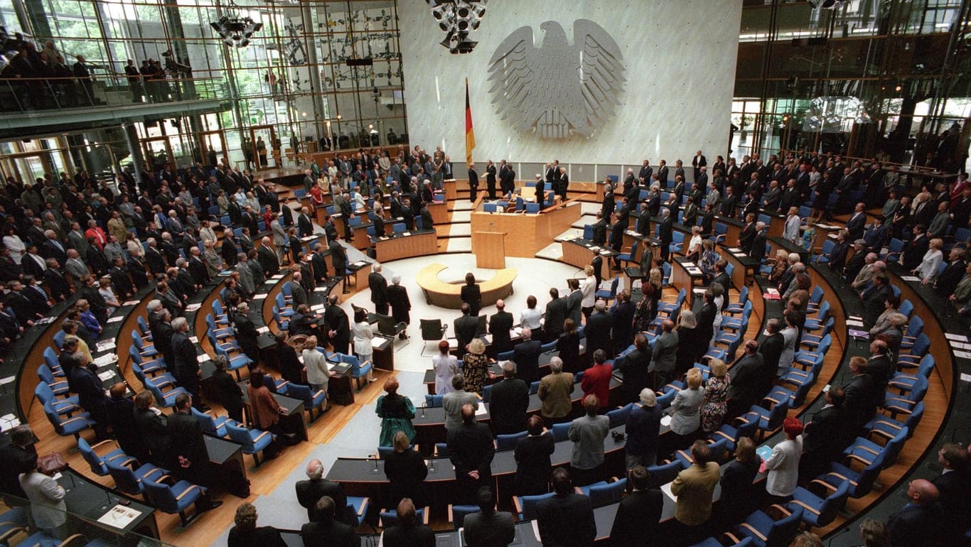 Vereidigung von Johannes Rau als neuer Bundespräsident während der letzten Bundestagssitzung in Bonn, 1. Juli 1999. Endgültig zog der Bundestag erst im September '99 nach Berlin.