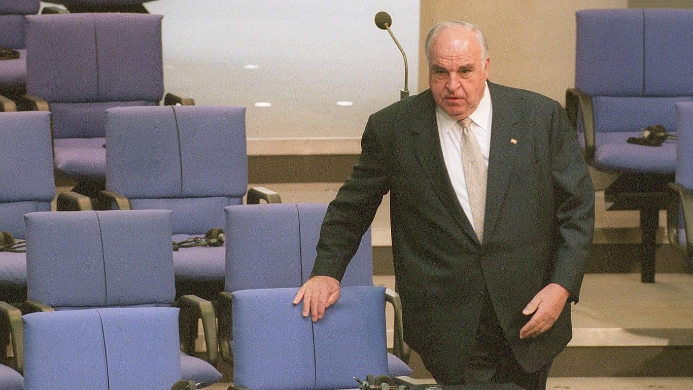 Altbundeskanzler Helmut Kohl am 27. Juni 2000 im Bundestag, Berlin: Statt des königsblauen Bezugs wie in Bonn haben die Figura-Sessel nun die Farbe "Reichstags-Blue".