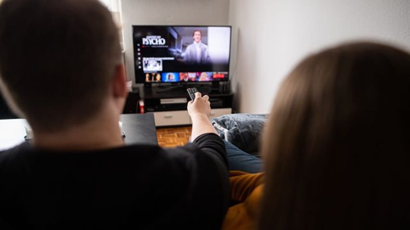 Immer mehr Haushalte in Deutschland schauen Fernsehen nicht mehr über den Weg Kabel oder Satellit, sondern nutzen dafür das Internet.