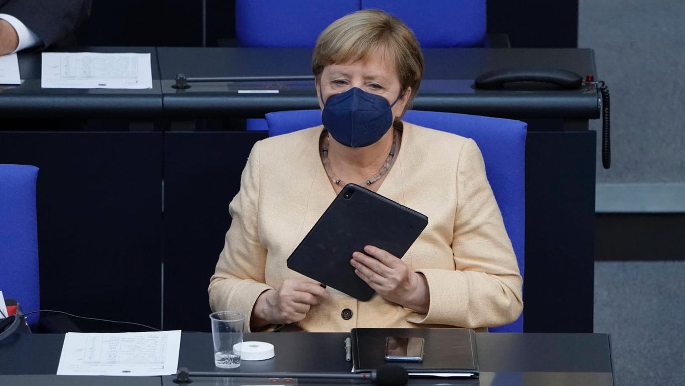 Angela Merkel: Am Dienstag wird sie nicht mehr auf "ihrem" Stuhl in der Regierungsbank Platz nehmen, sondern oben auf der Tribüne. Geschäftsführend wird sie noch im Amt bleiben, bis eine neue Regierung gewählt ist.