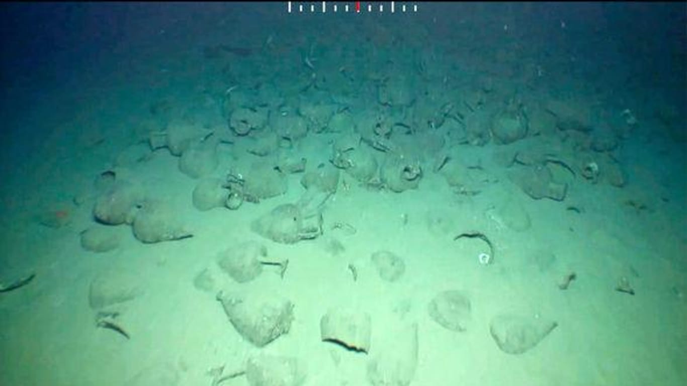 Amphoren und andere Gegenstände aus der Antike liegen am Meeresboden in einem Schiffswrack: Der antike Schatz wurde zufällig entdeckt